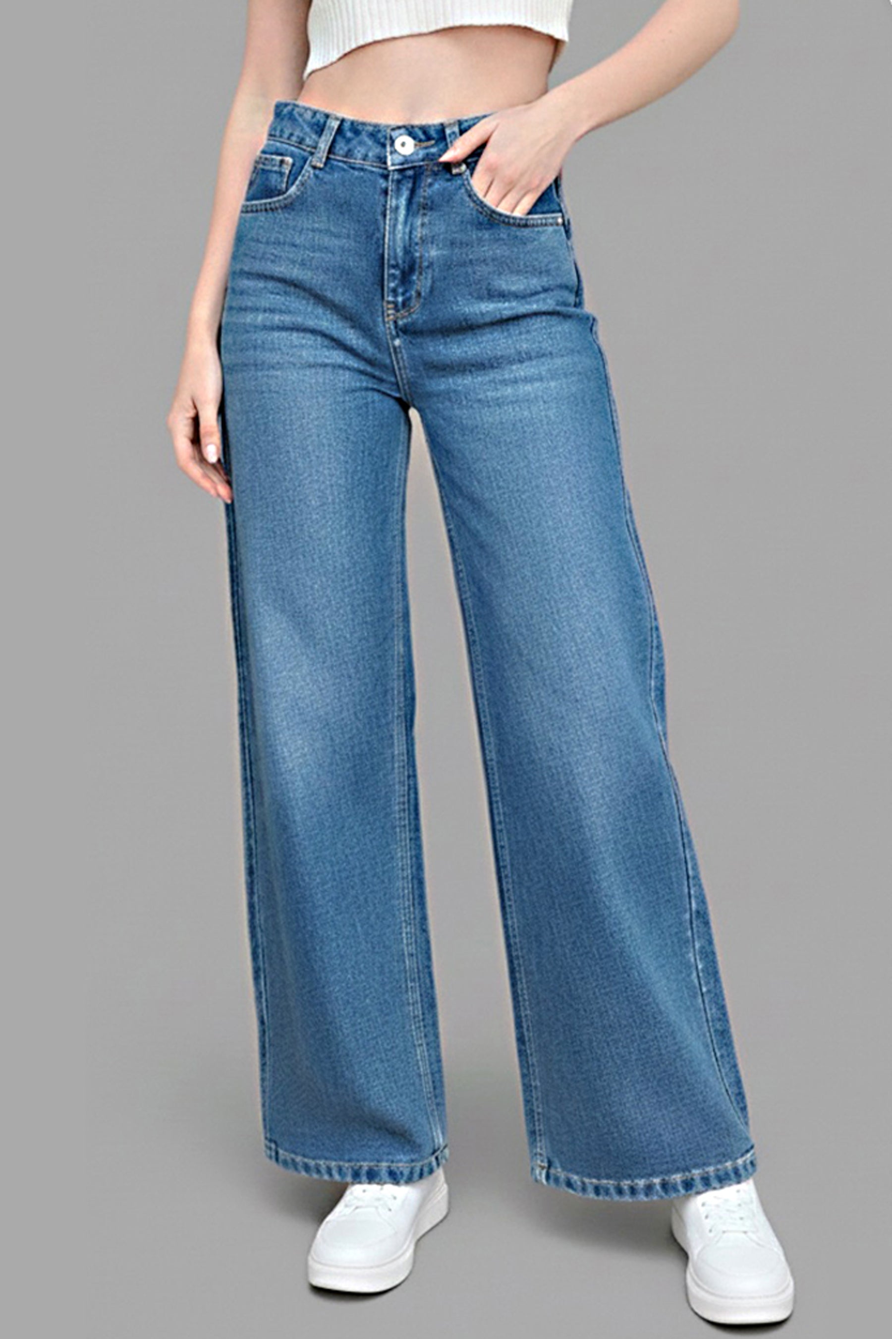Classic Straight-Fit Jeans – Mid Blue