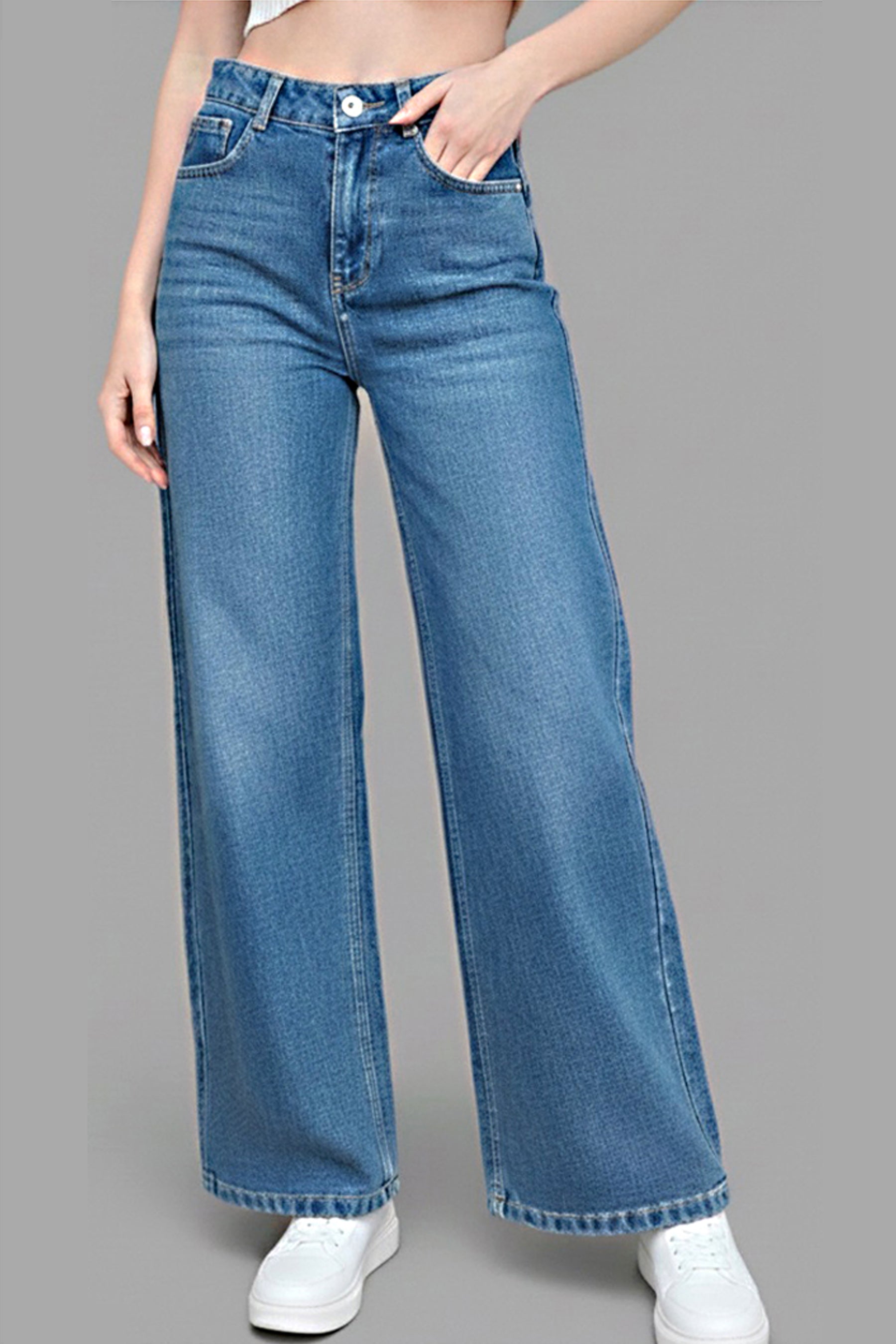 Classic Straight-Fit Jeans – Mid Blue