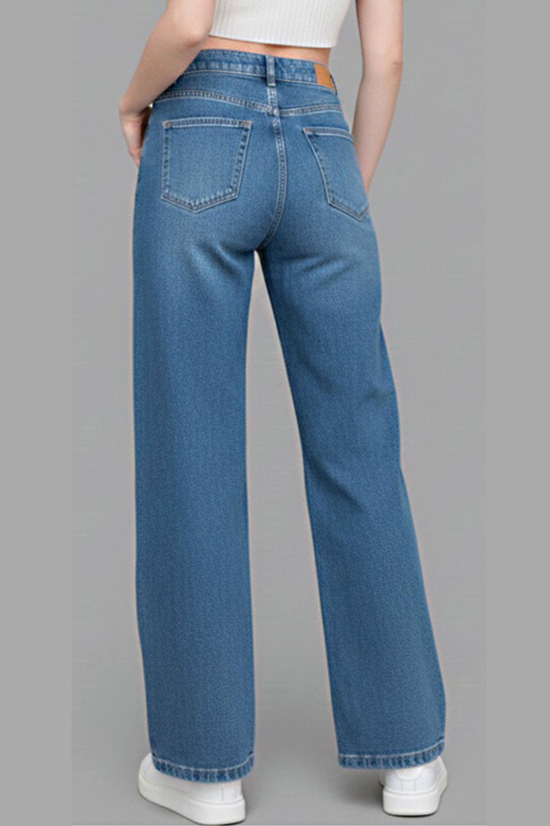 Classic Straight-Fit Jeans – Mid Blue